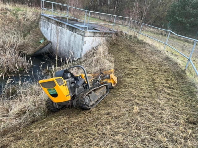 Entfernen unerwünschter Pflanzen an unzugänglichen Stellen an.