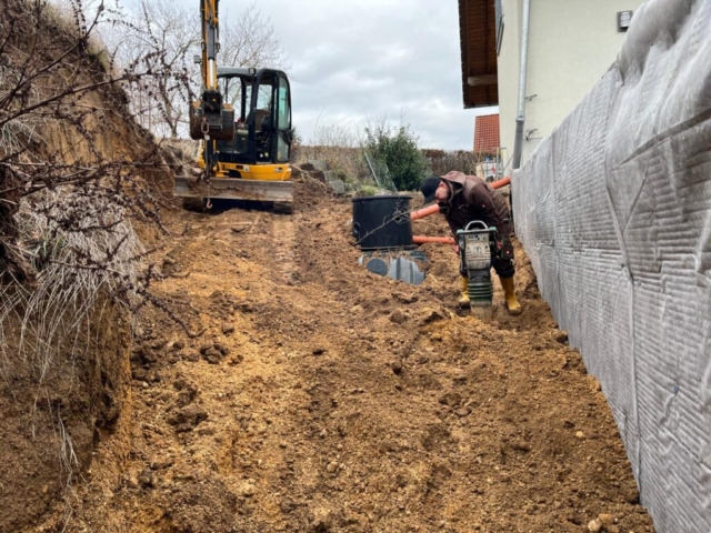 Bagger und Schachtarbeiten mit präziser Planung und Ausführung.