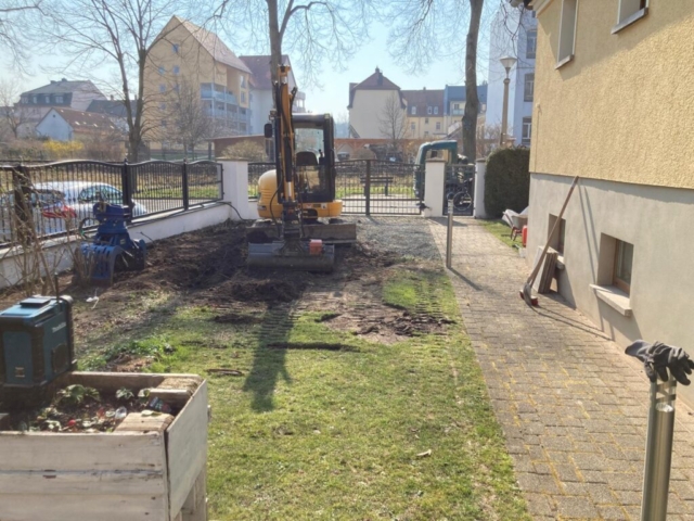 Grasnabe abtragen durch Baggerarbeiten.