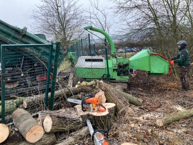 Holzschredder- arbeiten vor Ort Mit unserem Raupenfuhrwerk sind Arbeiten in jedem Gelände möglich. Mit einem Ø von bis zu 15 cm wird das Material zerkleinert.