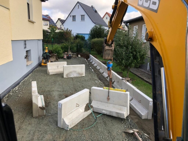 L-Steine setzen in einer Hauseinfahrt